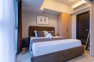 CozyBGCCondoKing BedFast WiFiSteps fromUptownMall