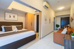 CozyBGCCondoKing BedFast WiFiSteps fromUptownMall