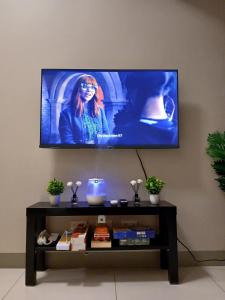 CozyBGCCondoKing BedFast WiFiSteps fromUptownMall