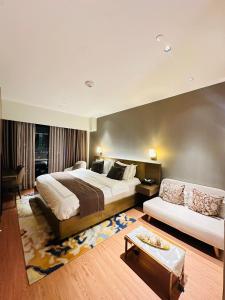 RBR LUX at Novotel Manila Hotel Residences Acqua