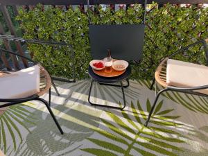 Bright, clear view, balcony and free parking