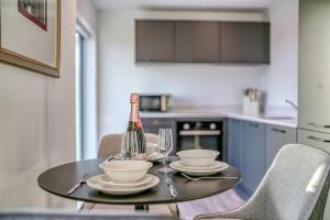 2 Bed Flat in Manchester 1 Min Walk to Train & Tram