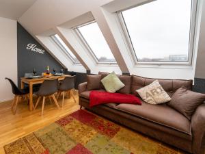 Rooftop Apartment for 6, Air Conditioning, Rooftop Terrace, by Metro U3