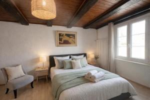 Meunier tu dors au pied du moulin