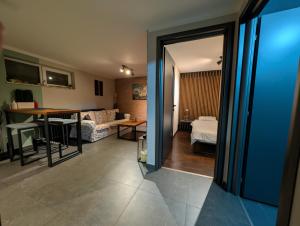 Retro Retreat - Apartment for 2 with Free Parking