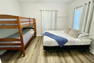 Newly Remodeled 2 Bedroom Home in Shelbyville Family Friendly