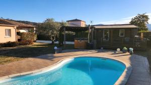 Chalet avec bain nordique et piscine Chambre dhôtes La Siesta