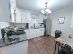 Newly Remodeled Cozy Home Minutes to Downtown-Family Friendly