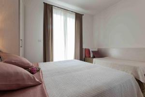 Relax in a nice apartment with pool