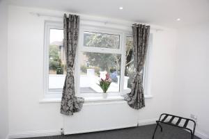 Spacious 6 Bedroom Home with Dedicated Office Private Parking for 2-3 cars