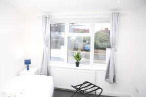 Spacious 6 Bedroom Home with Dedicated Office Private Parking for 2-3 cars