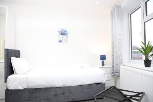 Spacious 6 Bedroom Home with Dedicated Office Private Parking for 2-3 cars