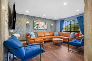 Pool Games Pickleball & Putt Putt Fun