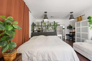 Modern 1BR Phoenix Stay Patio Lounge Fire Pit