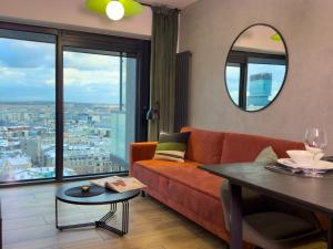 Urban Apartments Global Loft 17th Floor No 17 - Free Garage - Self Check-in - No deposit