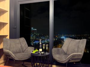 Urban Apartments Global Loft 17th Floor No 17 - Free Garage - Self Check-in - No deposit