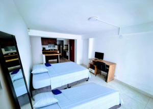 Apartaestudio en 1er piso, San Fernando, con grandes ventanales y vista a la calle, tranquilo, fresco, 2 camas dobles, se permite alojar desde 1 a 4 personas, muy cerca al Estadio, Parque del Perro, Clínica Imbanaco y demás sitios turísticos de Ca