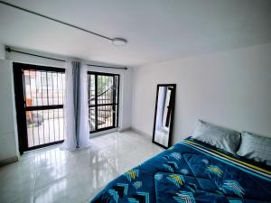 Apartaestudio en 1er piso, San Fernando, muy cerca del Estadio, Hospital Departamental, Clínica Imbanaco, Parque del perro, Ventanales ccon vista a la calle, tranquilo, fresco, capacidad de alojar de 1 a 4 personas, Cocina, Nevera, con parqueadero d