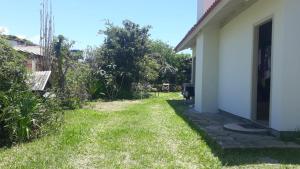 Casa dos fundos com estacionamento