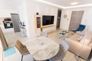 Luxurious Brand New Seafront, wake up onto the sea