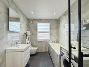 Stylish Modern Home, Fully Equipped