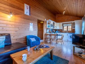 2 Bed in Higher Clovelly 00361