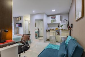 Estudio Amplo com Varanda prox Av Paulista Ar Wifi Piscina Garagem Portaria 24h Lavanderia Salas de Reuniao Consolacao Frei Caneca