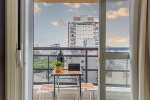 Estudio Amplo com Varanda prox Av Paulista Ar Wifi Piscina Garagem Portaria 24h Lavanderia Salas de Reuniao Consolacao Frei Caneca