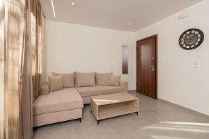 Two Bdrm Central Apartment Near the Acropolis