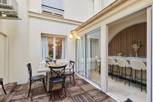 Terrace apartment Trocadero Eiffel Tower by Studio Prestige