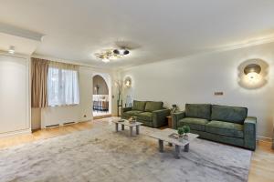 Terrace apartment Trocadero Eiffel Tower by Studio Prestige