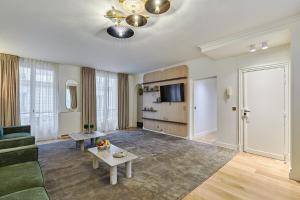 Terrace apartment Trocadero Eiffel Tower by Studio Prestige