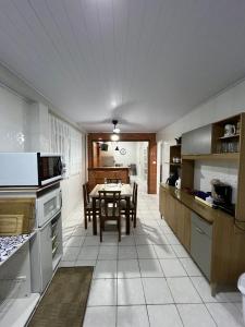 Casa amarela 100 m do mar,conforto,tranquilidade e tudo a pe