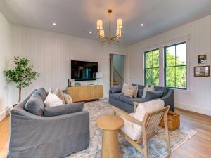 1 block to beach! 500 Carolina Blvd. 5 bd, private pool, screened-in porches