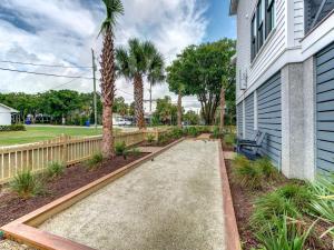 1 block to beach! 500 Carolina Blvd. 5 bd, private pool, screened-in porches