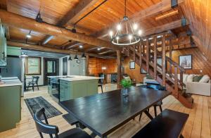 The Log Haus, a newly renovated lakefront cabin close to the trails