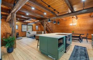 The Log Haus, a newly renovated lakefront cabin close to the trails