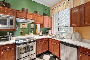 Charming Churchill Downs Cottage-Family Friendly