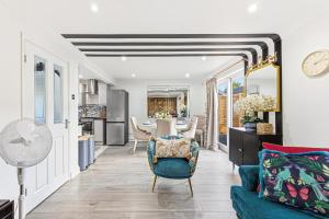 Keaton House - Close to City Centre - Free Parking, Spacious Garden, Fast Wifi and Smart TV by Yoko Property