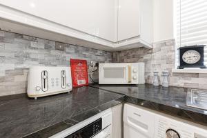 Keaton House - Close to City Centre - Free Parking, Spacious Garden, Fast Wifi and Smart TV by Yoko Property