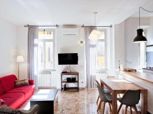 Silence next to the colosseum