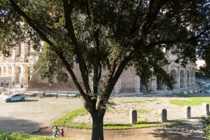 Silence next to the colosseum