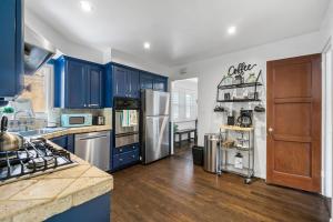 Bungalow Downtown Easy Airport Access Family Friendly