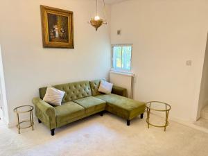 Windsor Grand Estate - Private Royal Mansion on 5 Acres Gardens