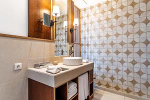 Wine & Books by the Sea, Algarve Resort