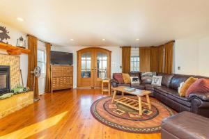 Stones Throw Farmhouse Asheville Dogs welcome Family Friendly