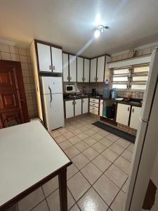 Casa com piscina e área de lazer a 5min da praia