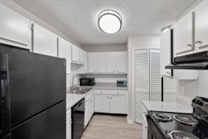 Bright and Cozy Two -Bedroom Private Stay