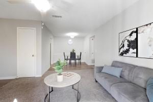 Comfortable 2BR2BA with Modern Touches