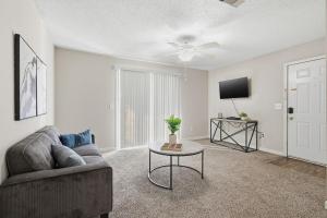 Comfortable 2BR2BA with Modern Touches